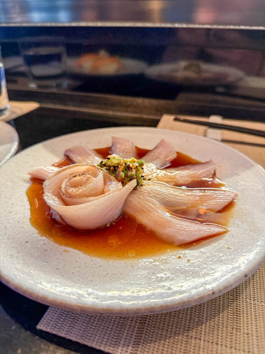 Yellowtail kingfish op en bordje met ponzu