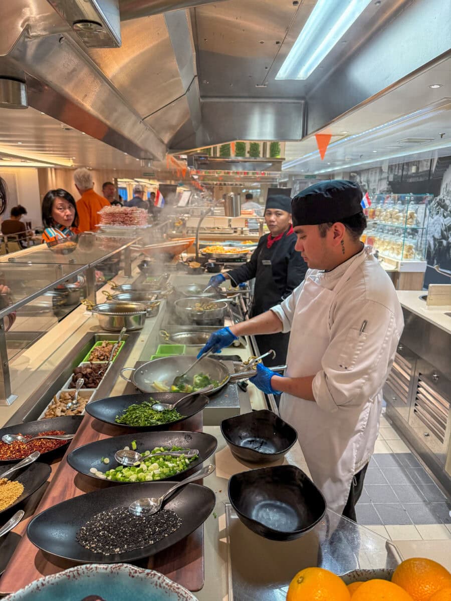 Chefs aan het werk in de keuken van Lido Market op De Koningsdam