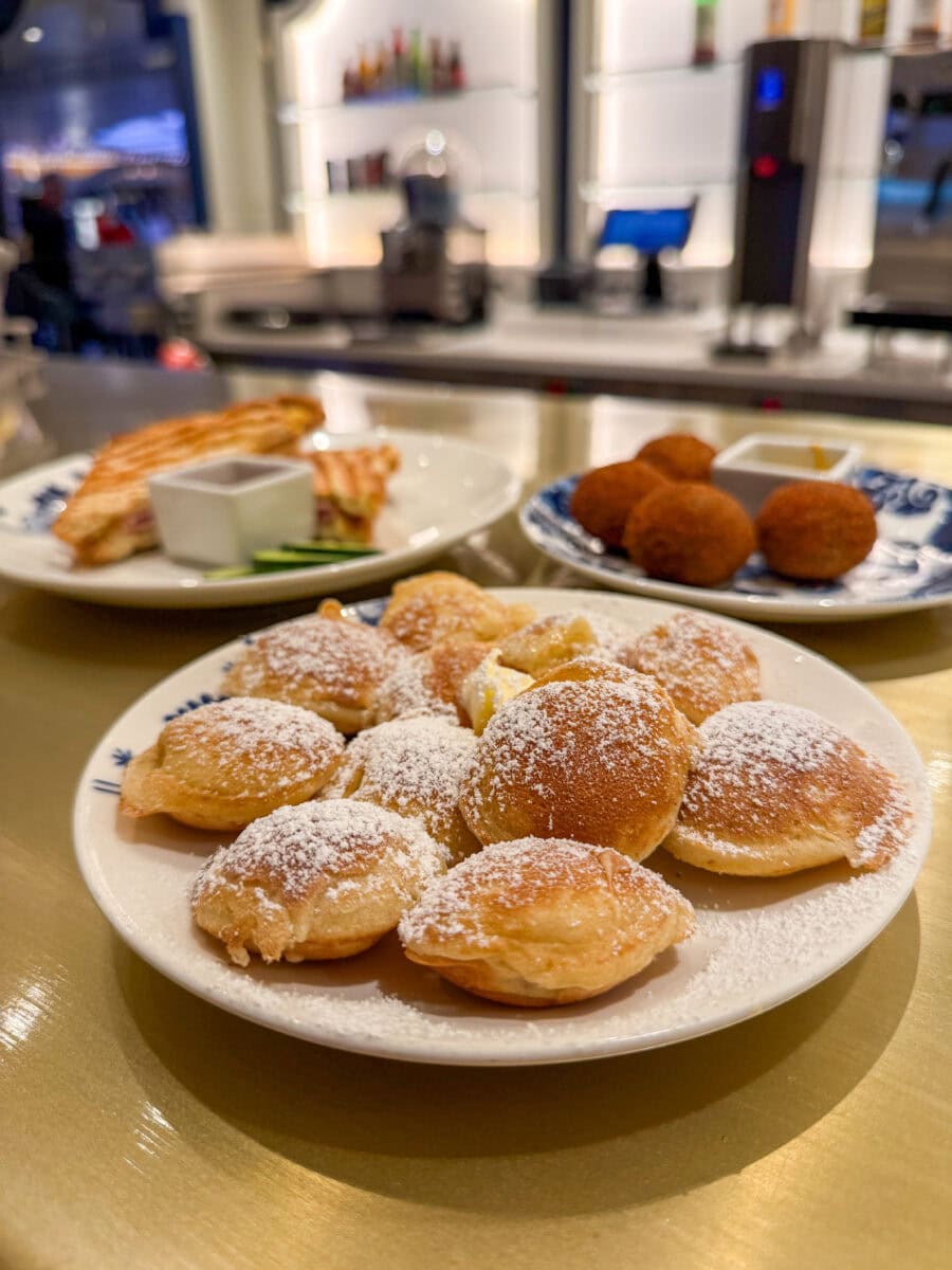 Poffertjes, bitterballen en een tosti bij Holland America Line