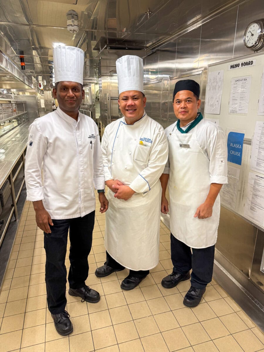 Chef-koks in de keuken van het cruiseschip de Koningsdam van Holland America Line