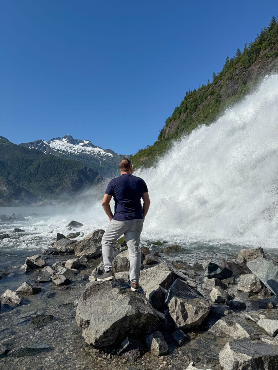Bas Erkens kijkt uit over de Nugget Falls bij Juneau, Alaska
