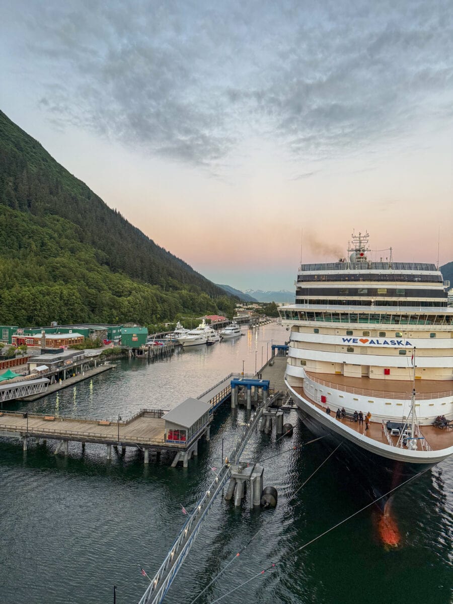 De Koningsdam in de haven van Juneau in Alaska