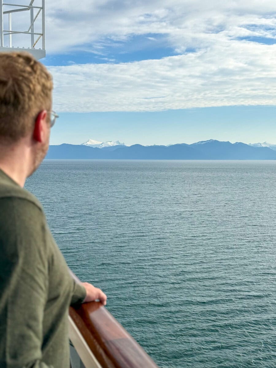 Bas kijk uit over de oceaan in Alaska vanaf een cruiseschip