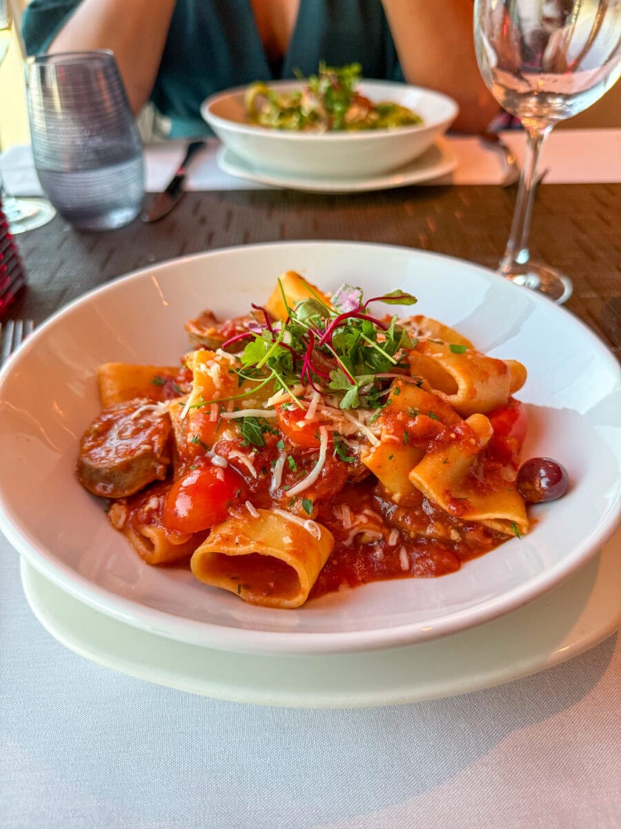 Pasta met Italiaanse worst en Parmezaanse kaas