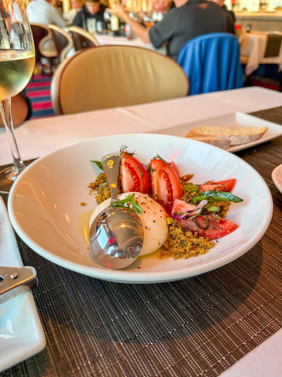 Bord met burrata met tomaten en pistache