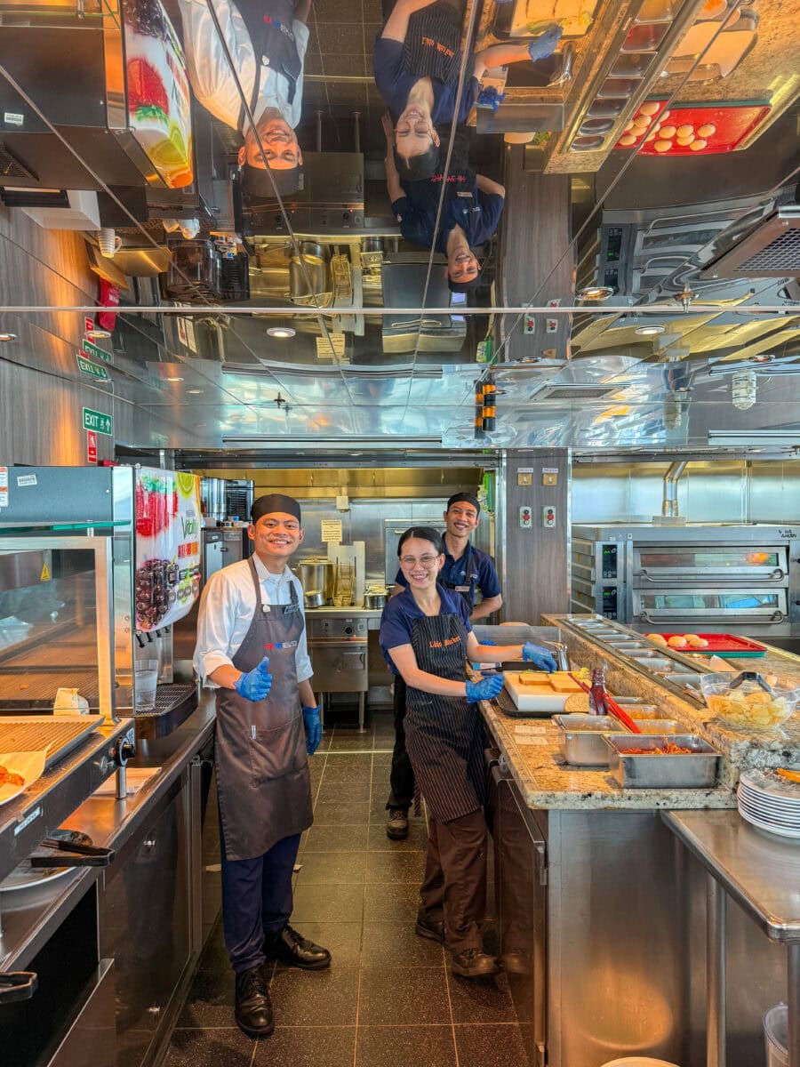 Chefs in de keuken van het cruiseschip de Koningsdam
