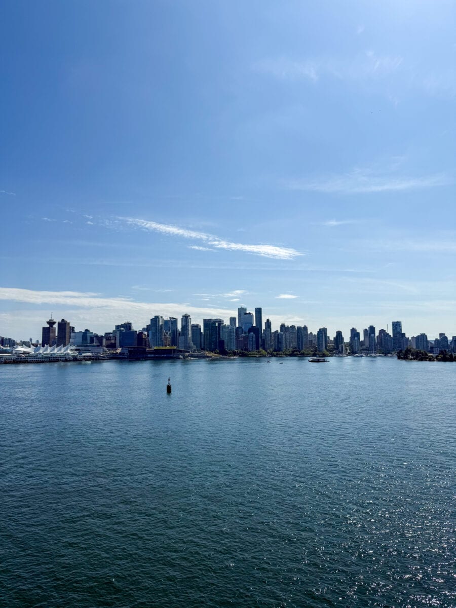 Skyline van Vancouver vanaf een schip dat de haven uitvaart