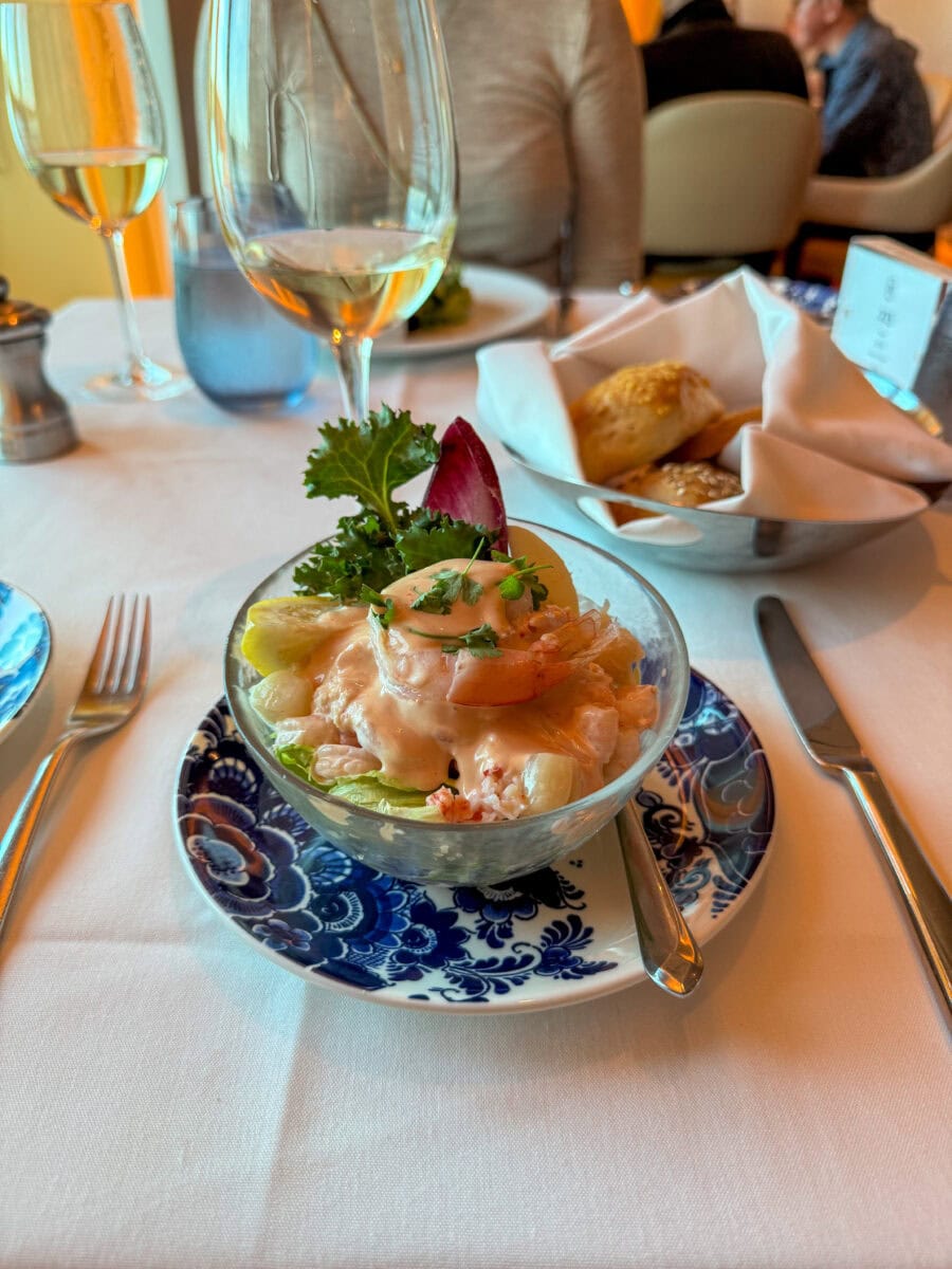 Garnalencocktail geserveerd op een cruiseschip