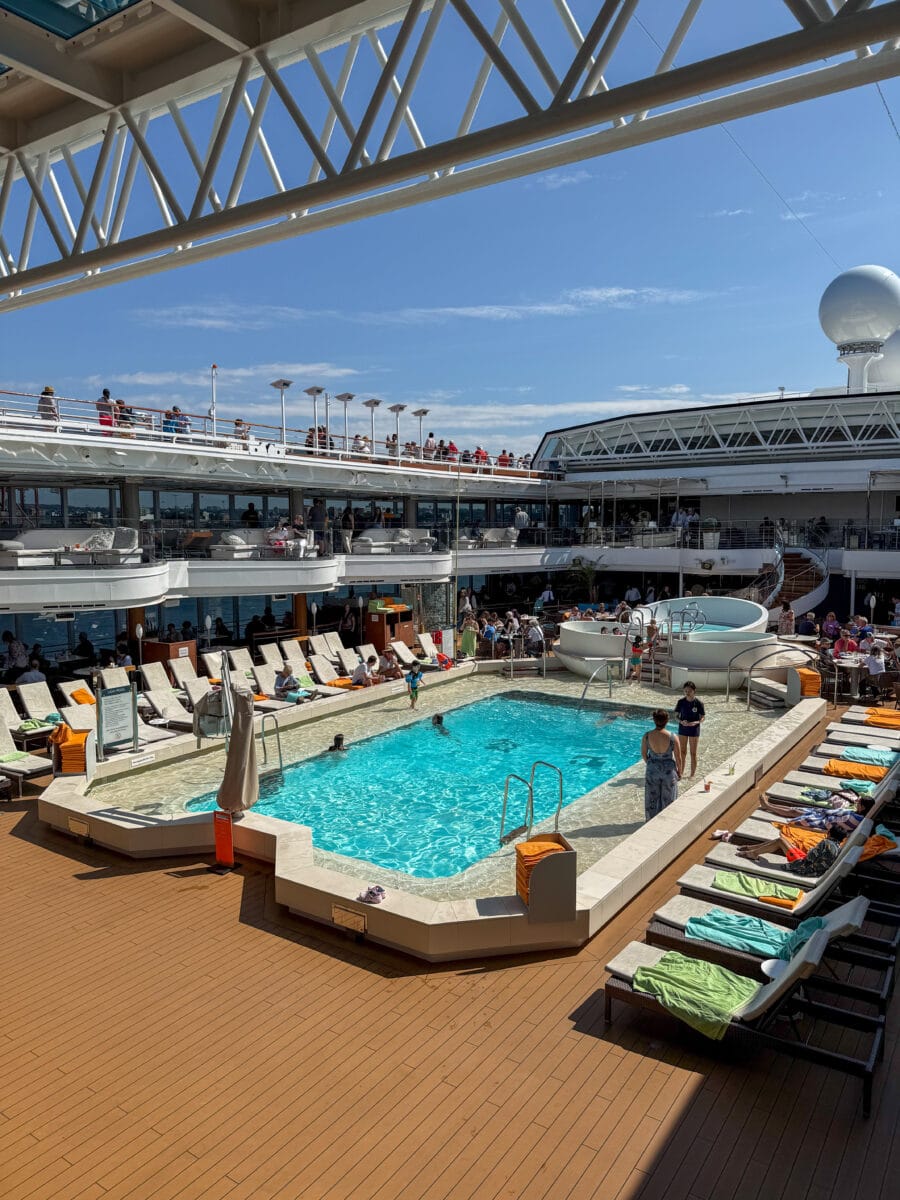 Zwembad op de Koningsdam, een cruiseschip van Holland America Line