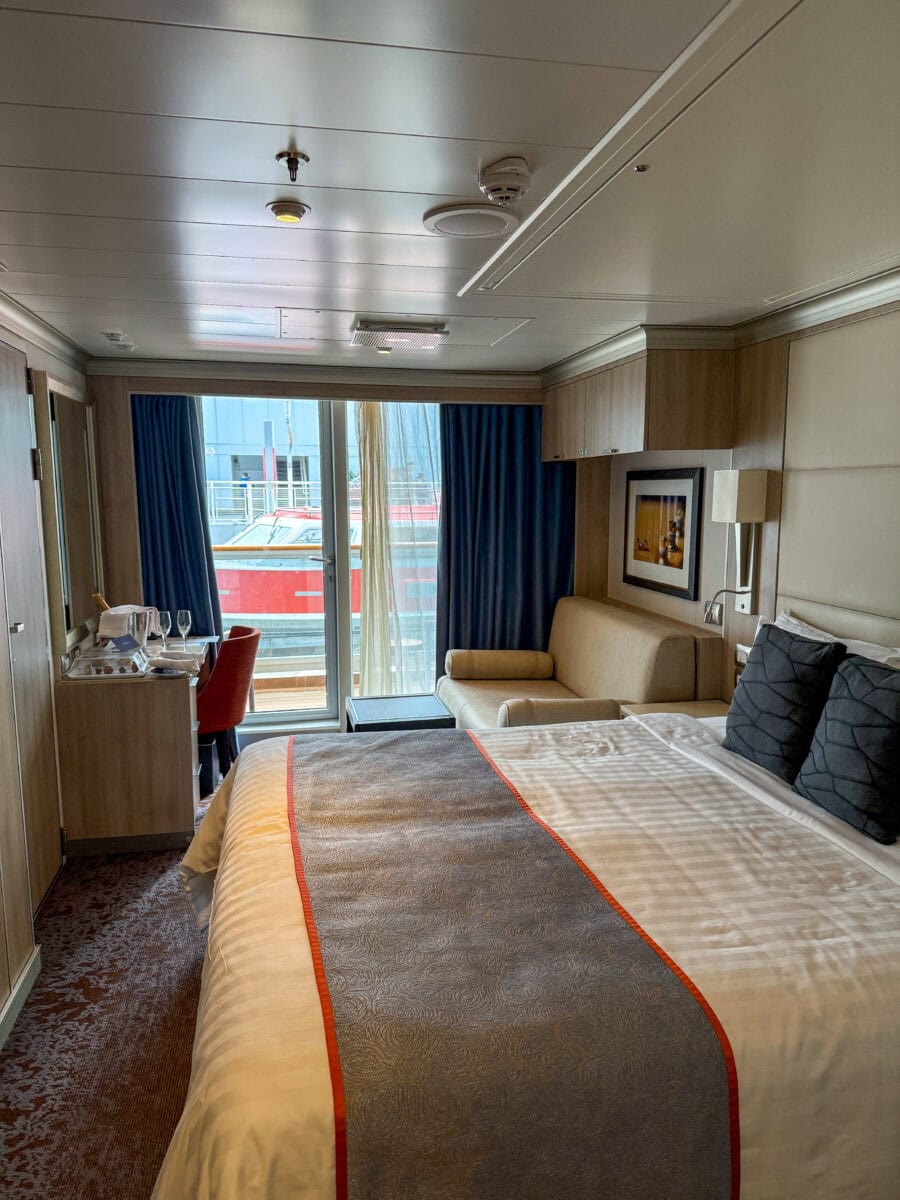 Hut met veranda op de Koningsdam van Holland America Line