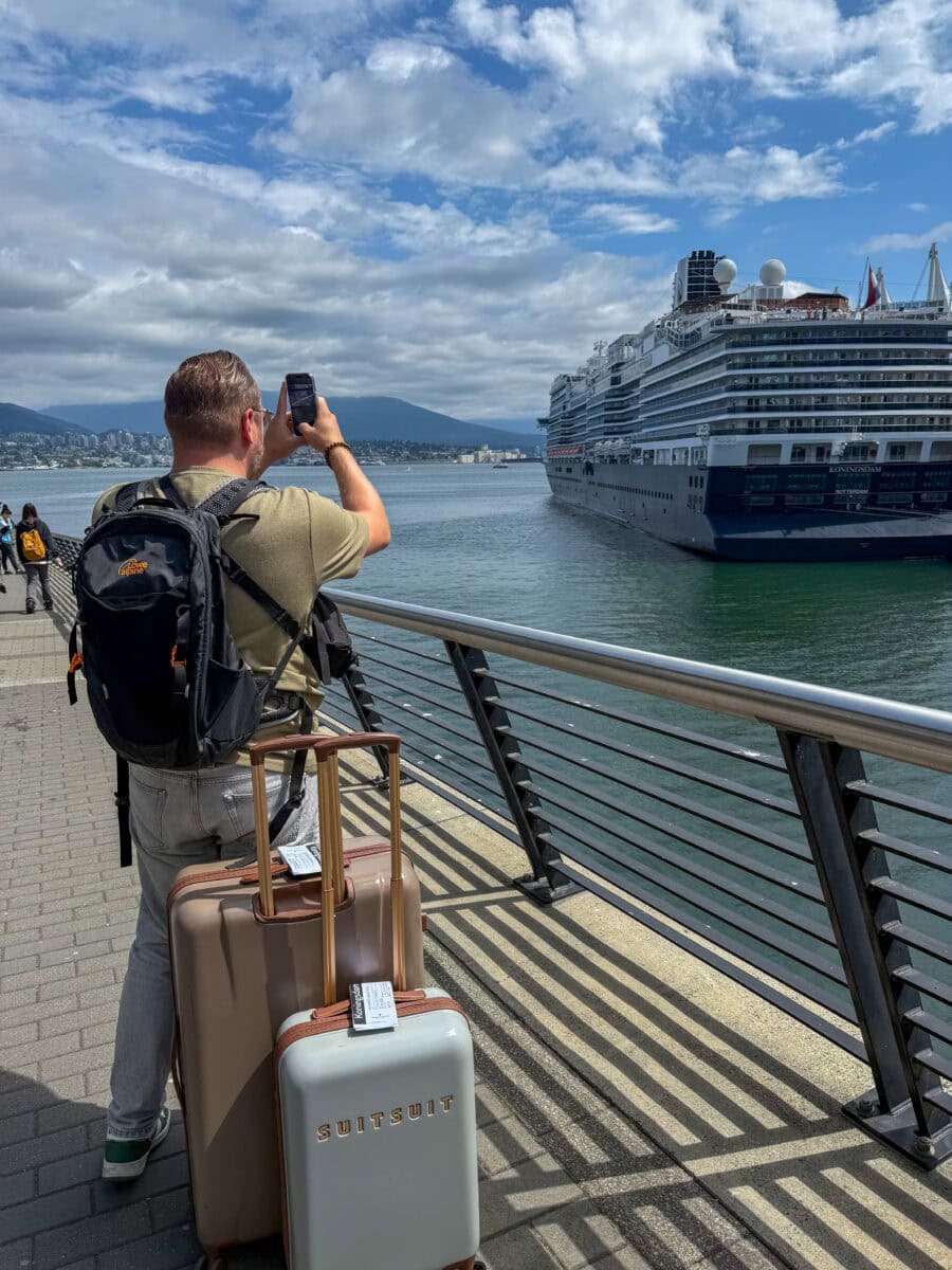 Bas Erkens fotografeert de Koningsdam in de haven van Vancouver