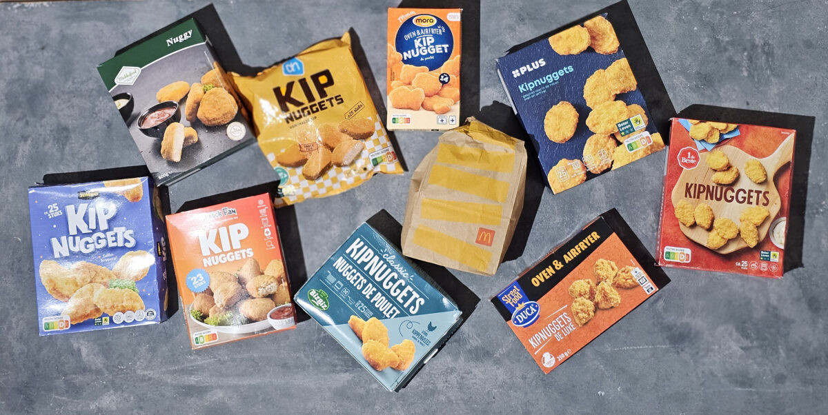 verpakking van kipnuggets op tafel