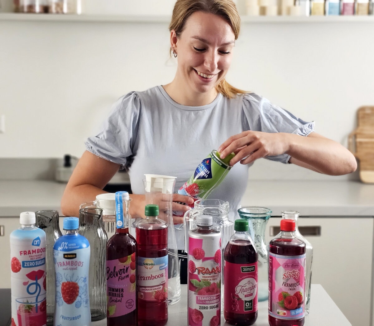 marieke schenkt limonade in