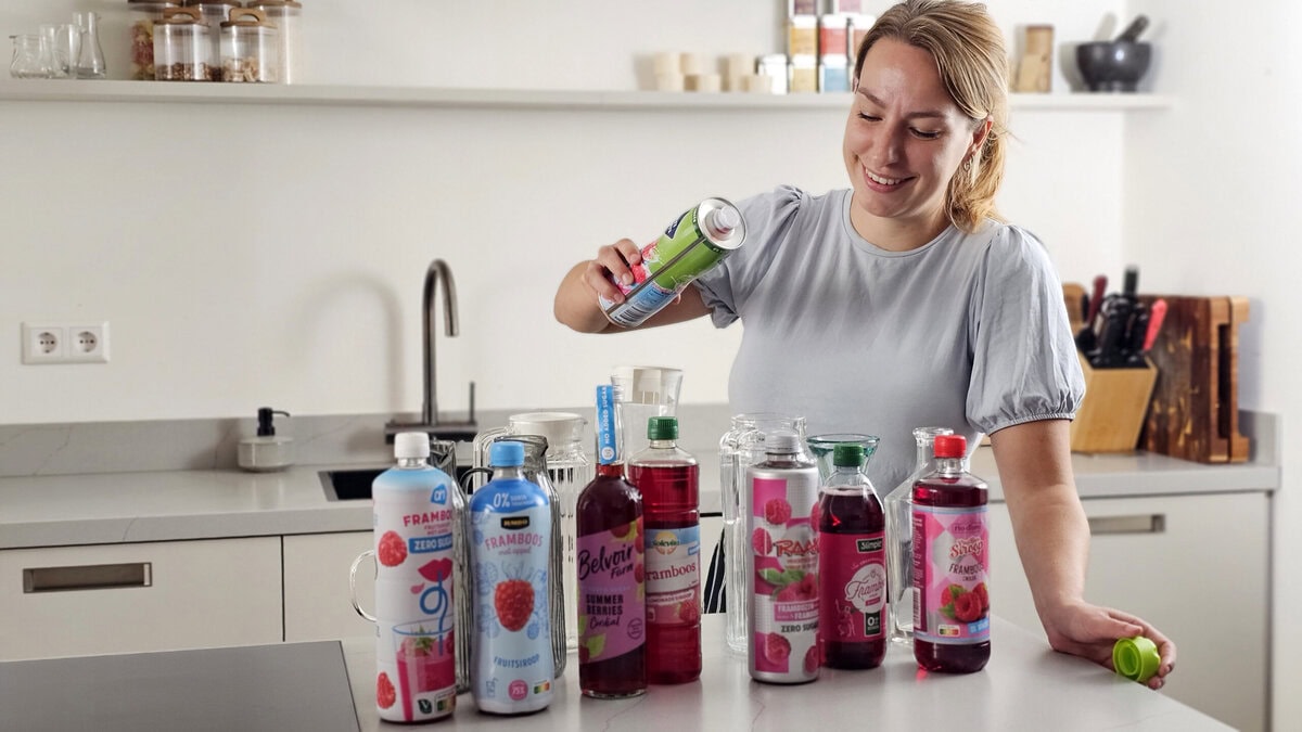 marieke schenkt limonade in