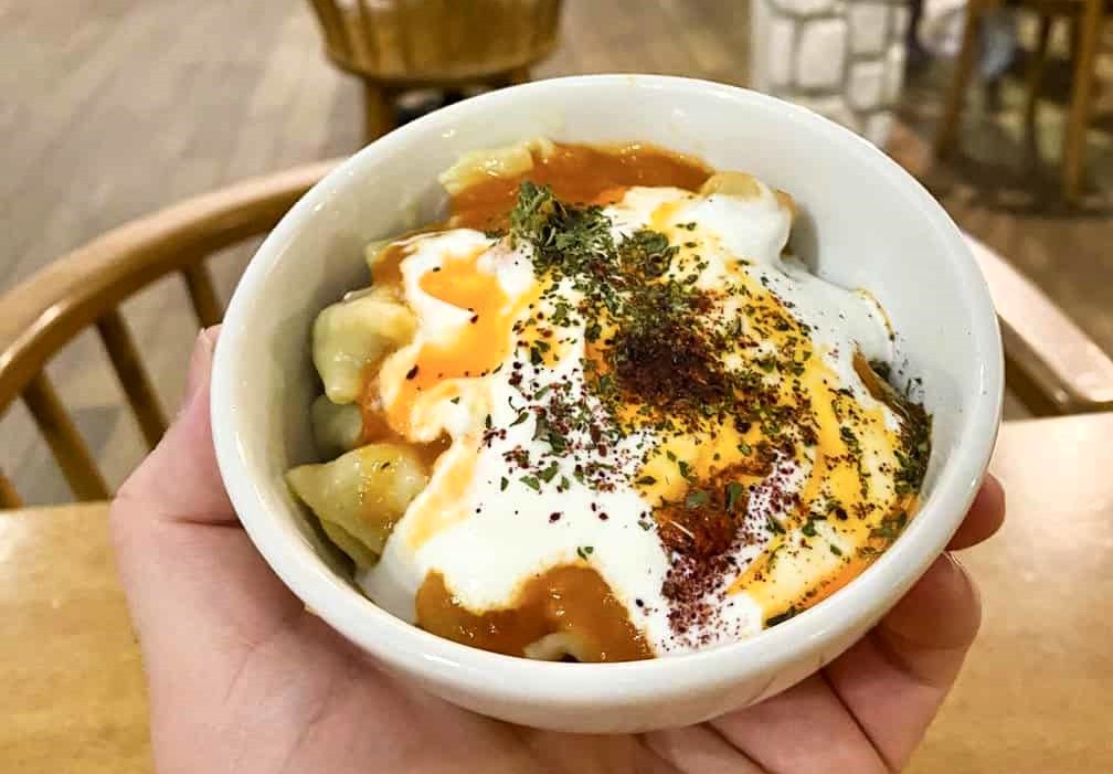 Manti, een Turks gerecht in een schaaltje opgediend