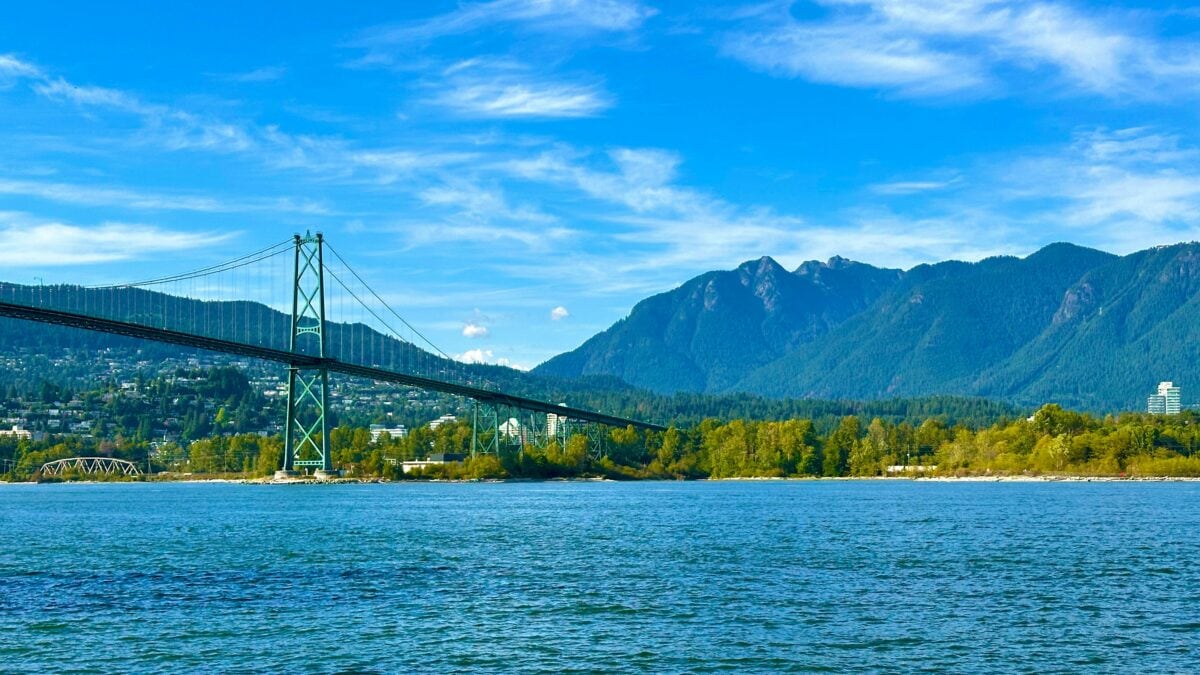 Uitzicht over de Lions Gate Bridge en Stanley Park in Vancouver, Canada