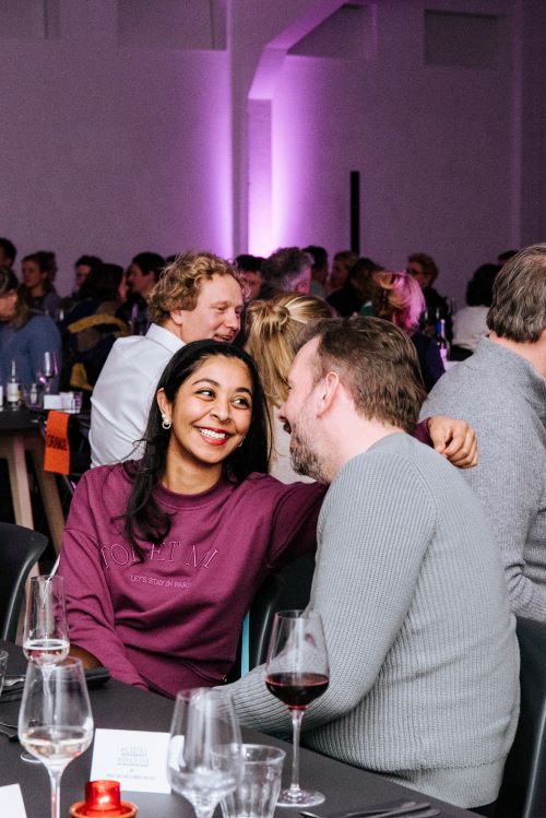 stel kijkt naar bioscoopscherm