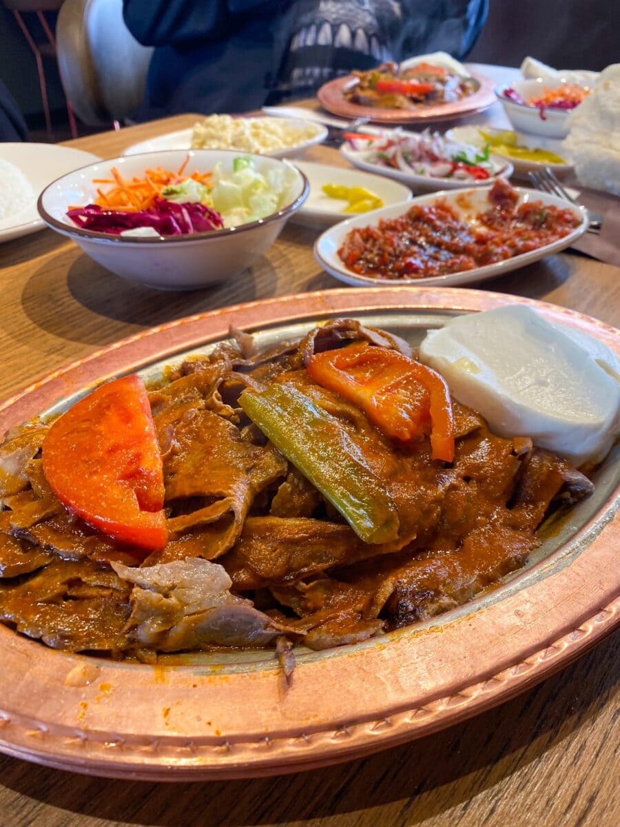 Een bord met yaprak döner bij Harbii in Rotterdam