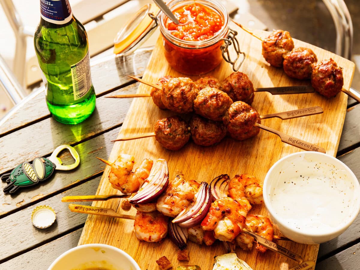 zomerse spiesjes op plank