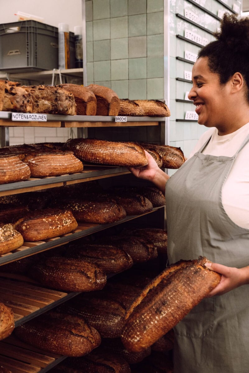 Boerenbrood met bakker in bakkerij fort Negen