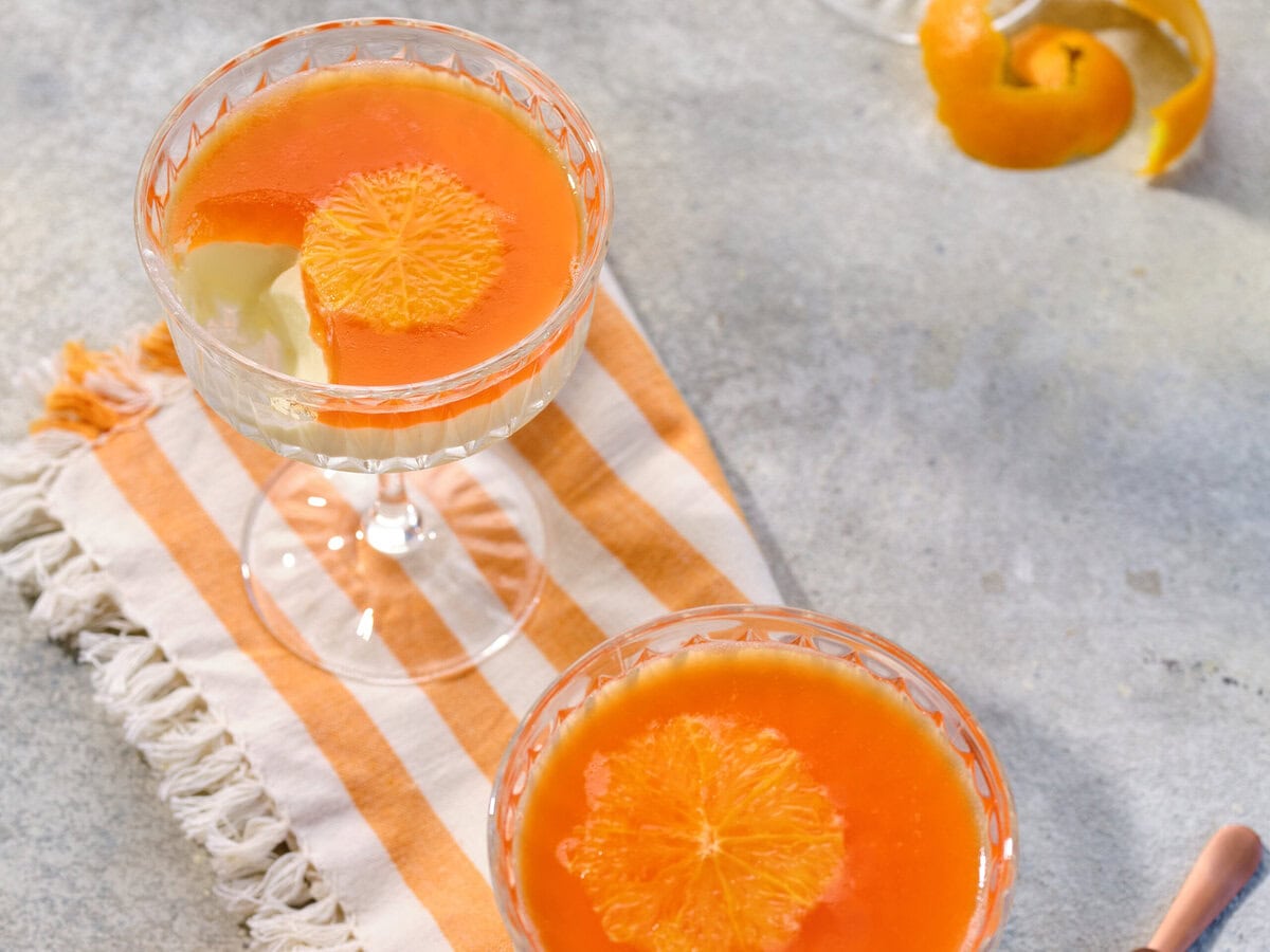 Aperol Spritz panna cotta in twee glazen met sinaasappel