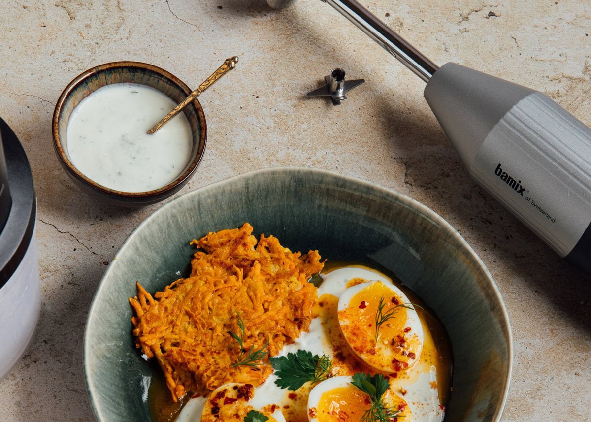 Bamix mixer met gerecht en saus