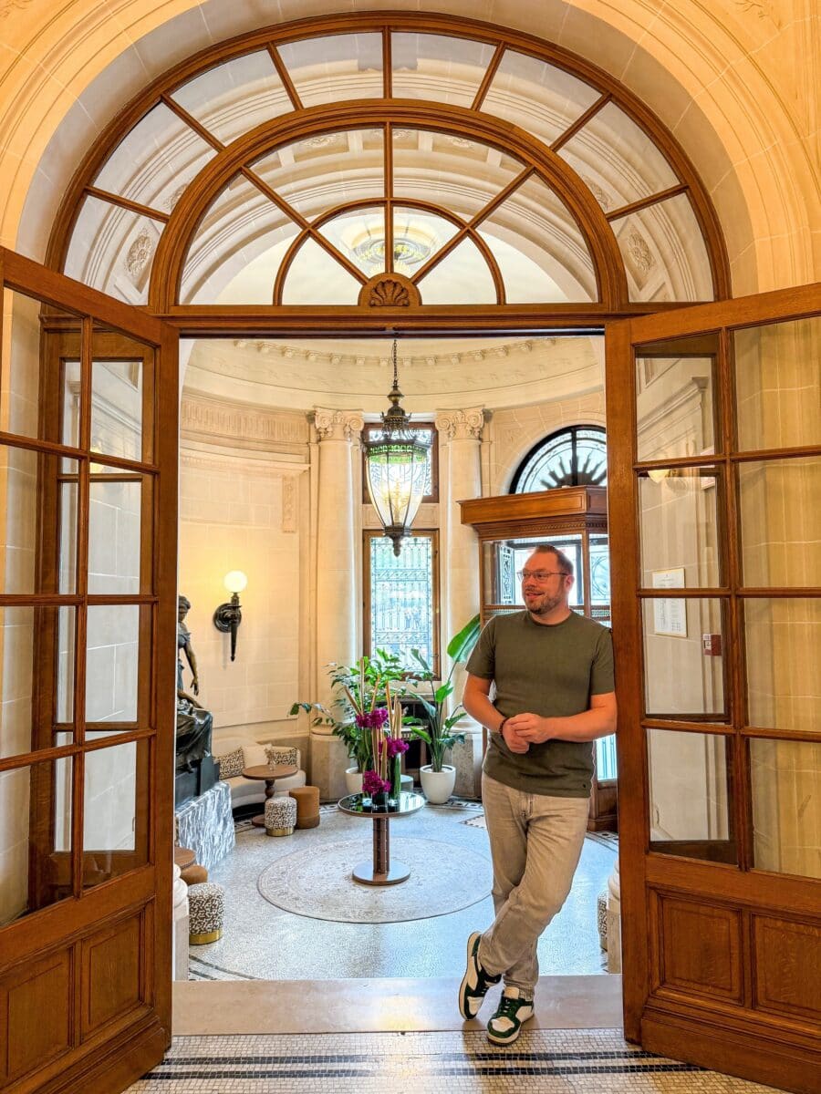 Bas Erkens bij de ingang van Hotel Fleur de Ville in Brussel