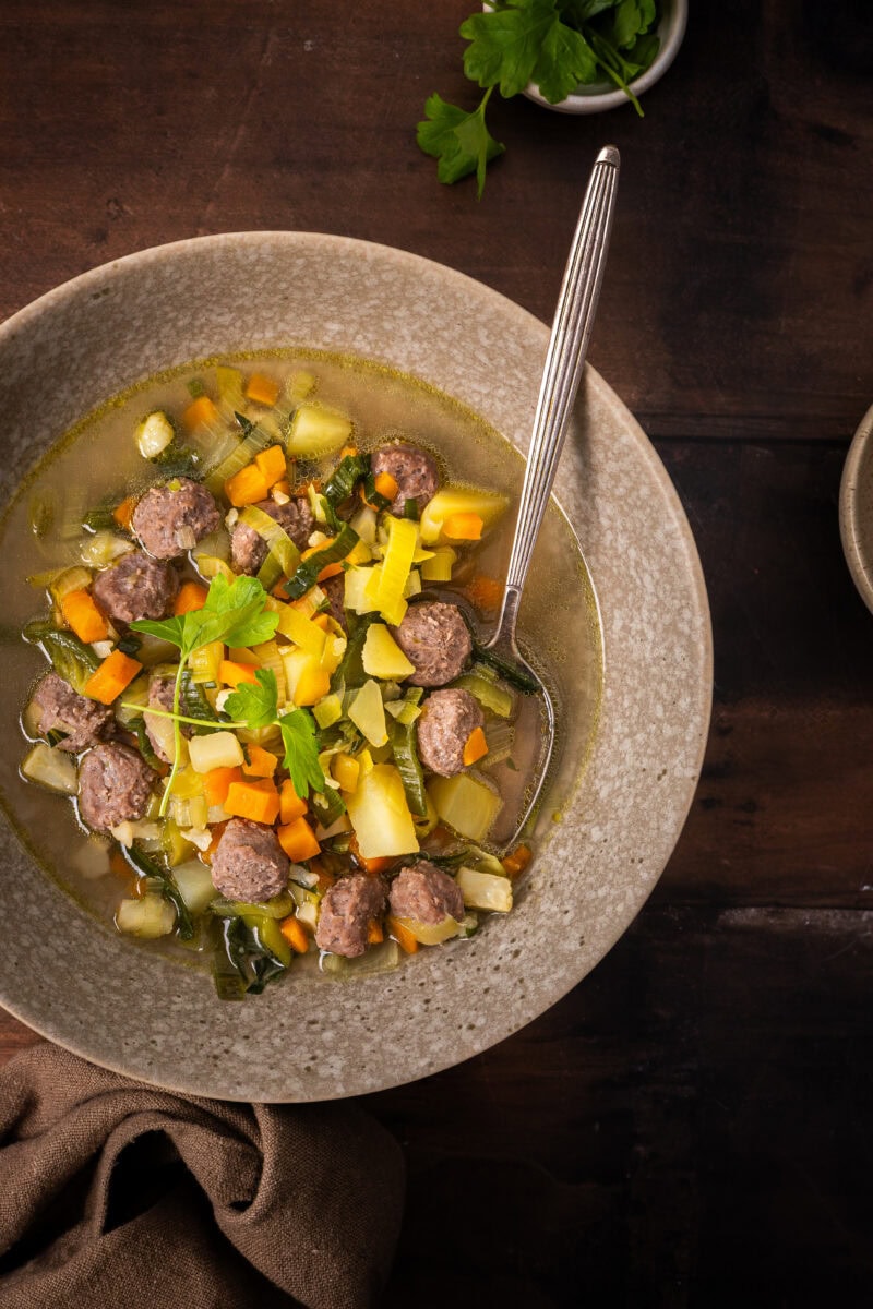 Kop met groentesoep met balletjes