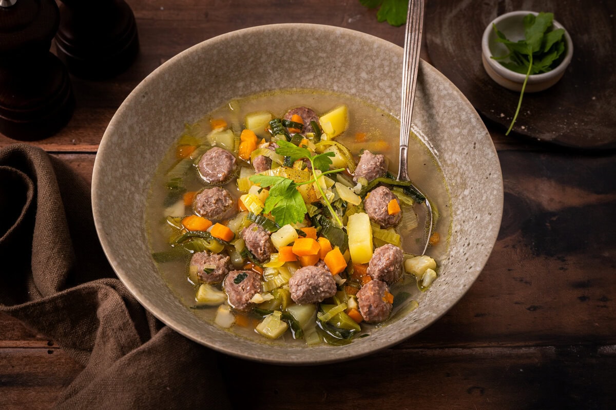 Kop met groentesoep met balletjes