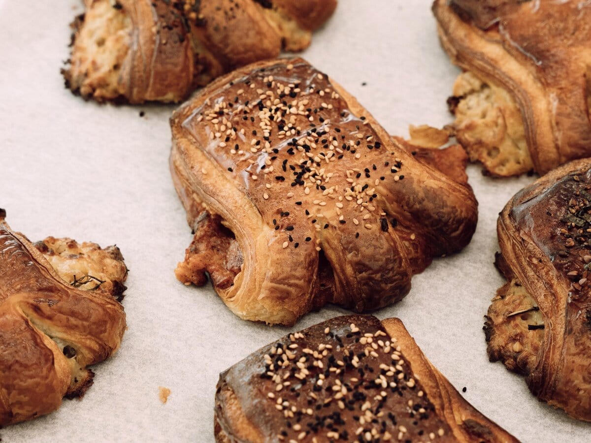 Berenklauwen van croissantdeeg met een vulling van kimchi en kaas met sesamzaadjes erop