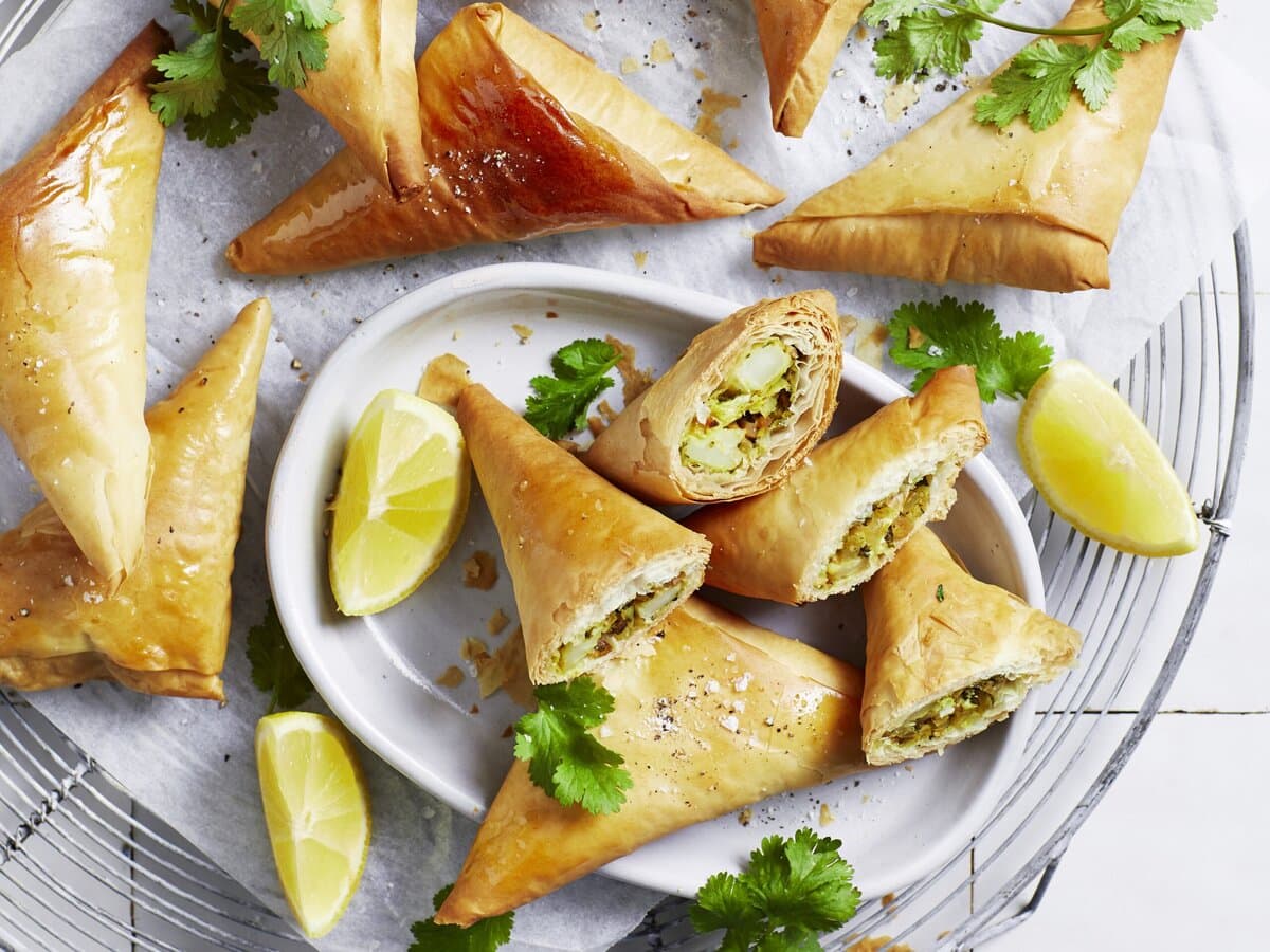 Bloemkool filo pakketjes op een schaal