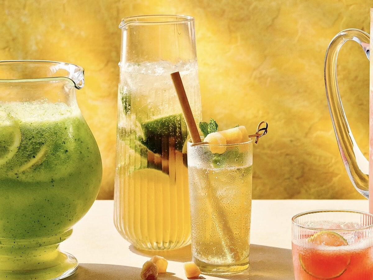 Een kan en een glas met een bourbon-gember cocktail