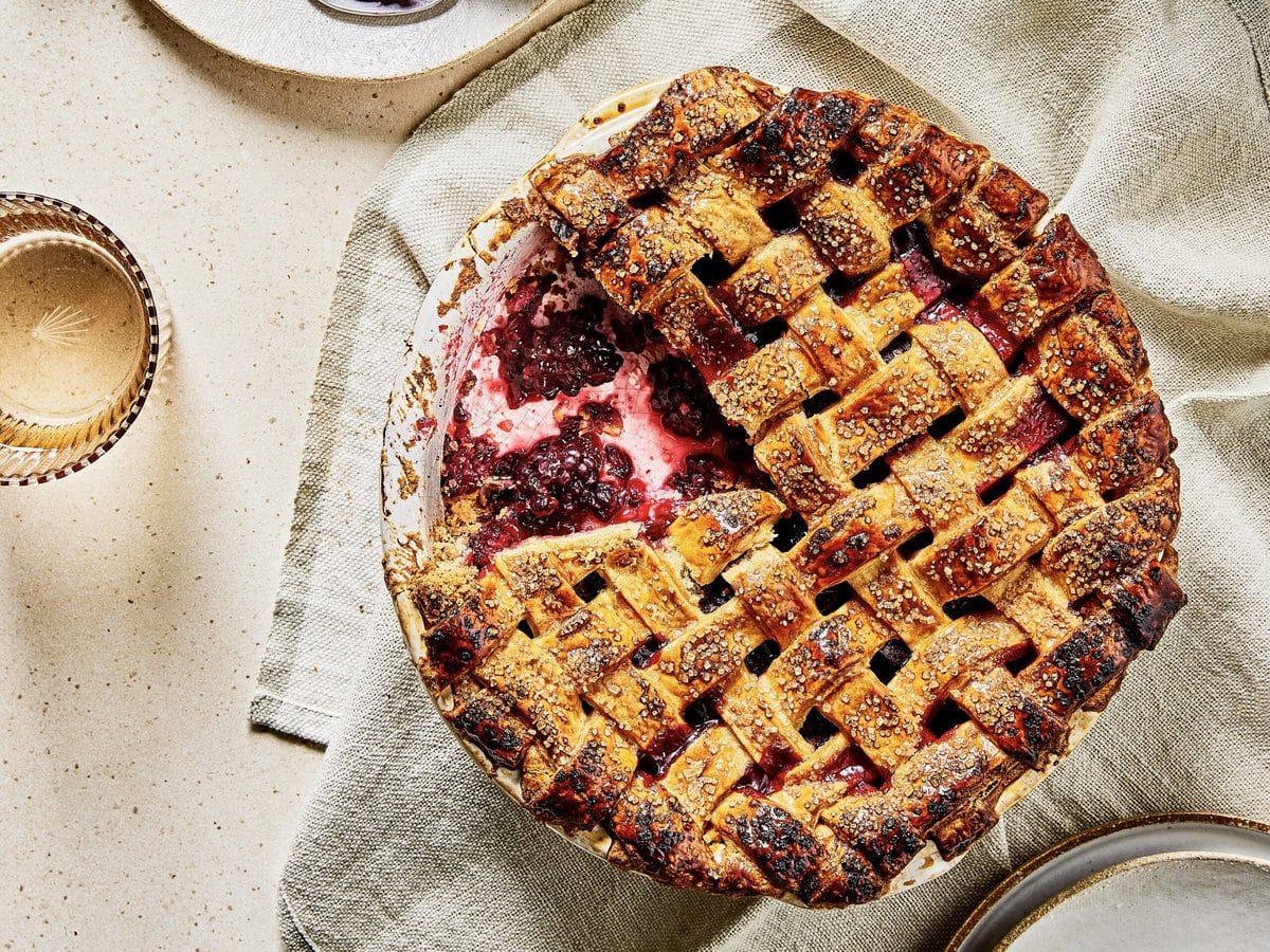 Bramentaart met laurier met een stukje eruit