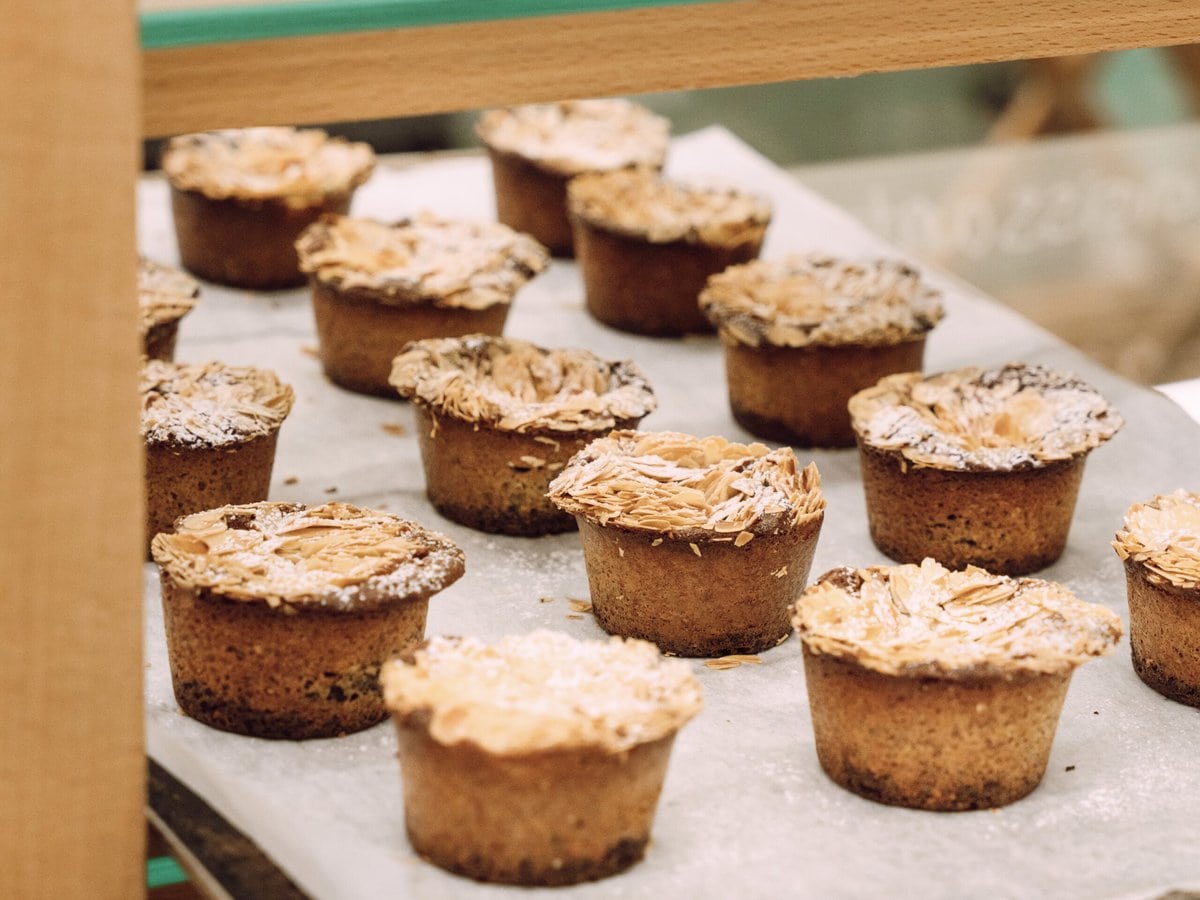 14 bramentaartjes met amandelschaafsel erop