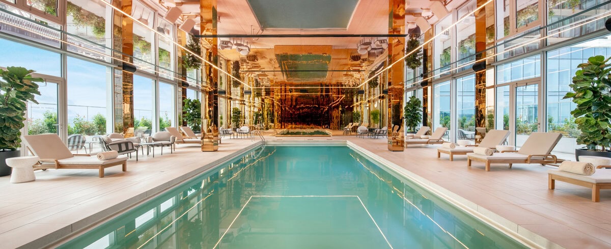 Zwembad op de bovenste verdieping van het hotel Cardo Brussels