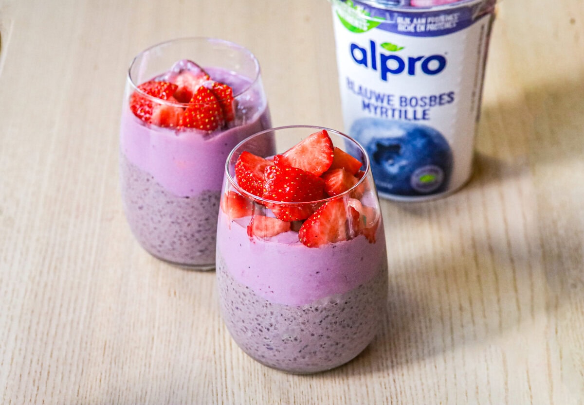 Chiazaad pudding blauwe bes in glazen met Alpro yoghurt