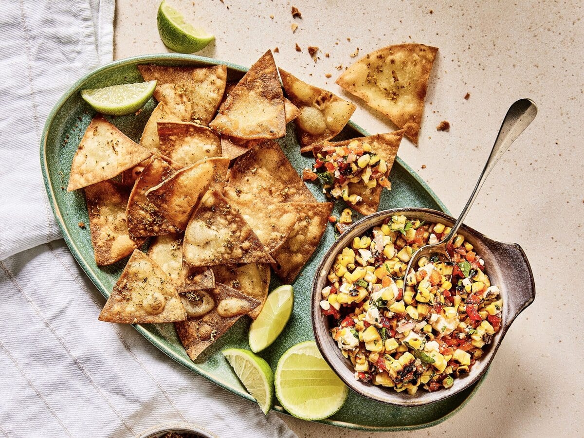 Limoentortillachips met daarnaast een chilisalsa met geblakerde mais