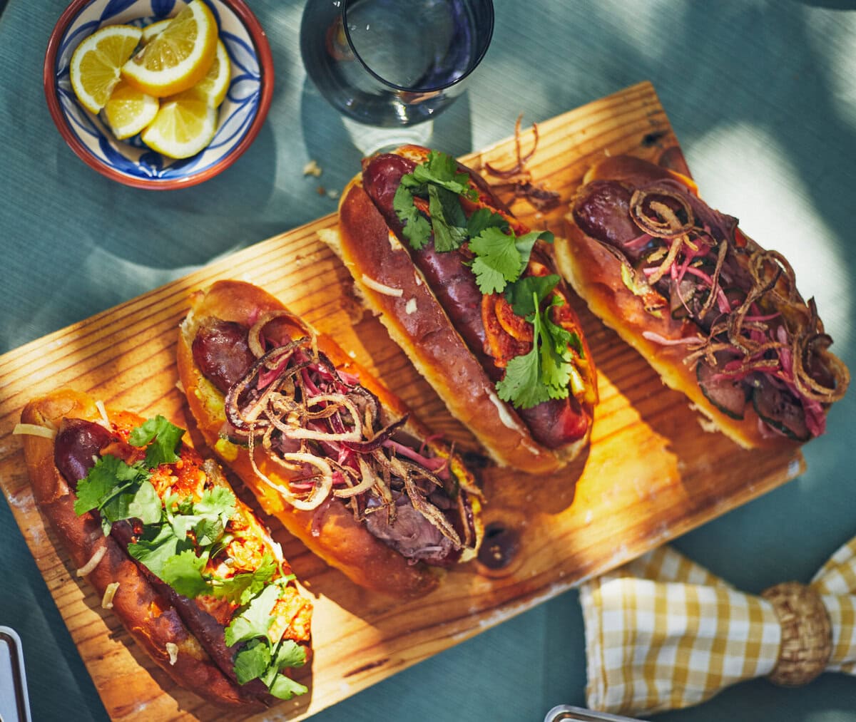 Plank met hotdogs van de BGE