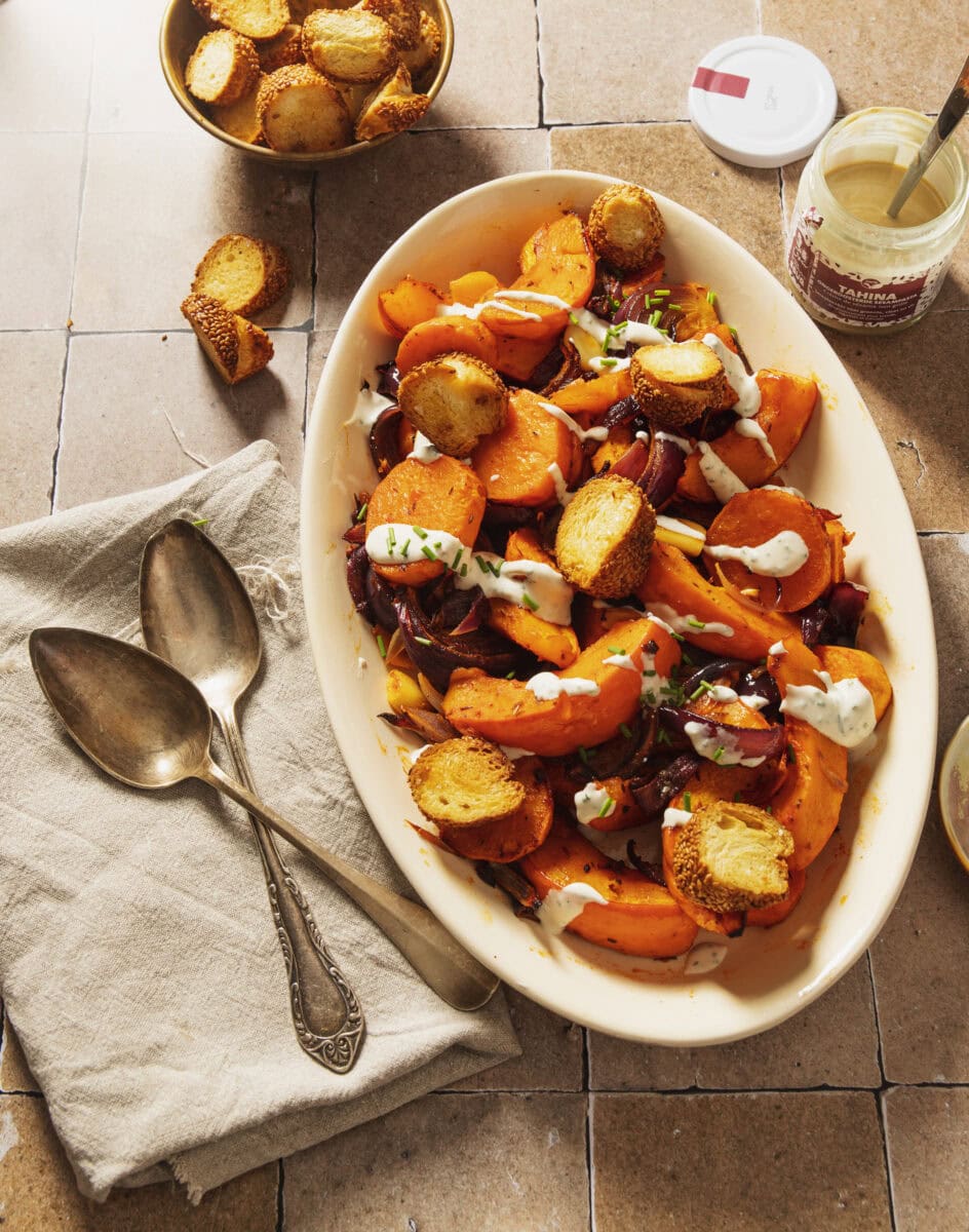 Traybake van pompoen en zoete aardappel in een schaal