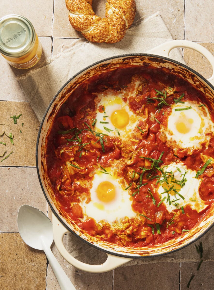 Shakshuka met groene kool in een pan