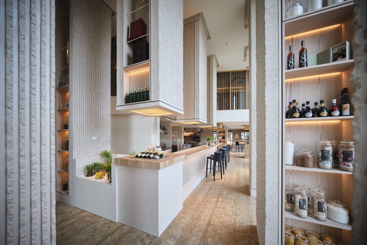 Bar en entree bij Azurite in Delft