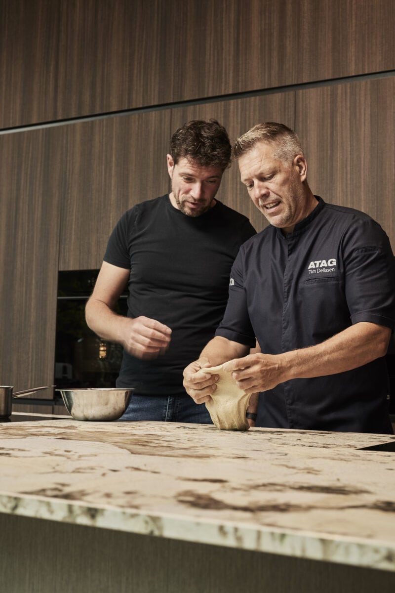 Willem en Tim Monkeybread deeg maken