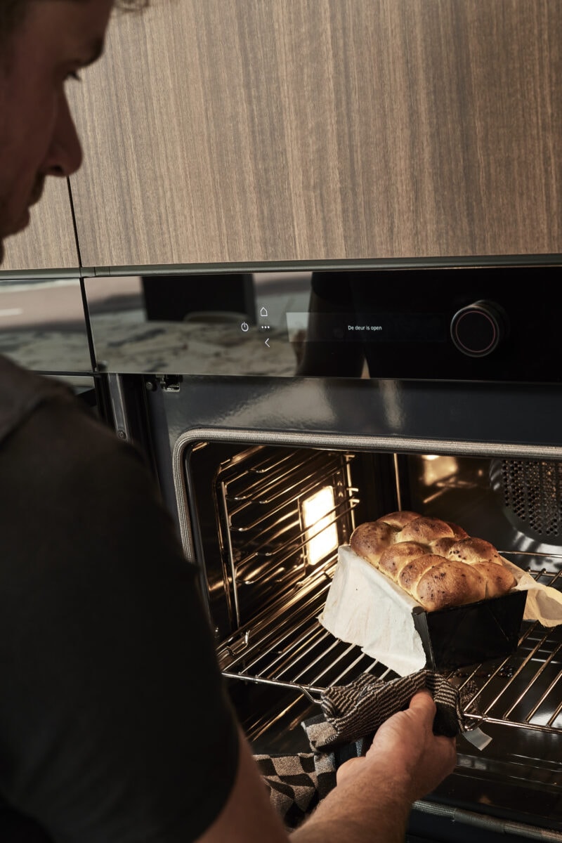 Willem schuift monkeybread in de oven
