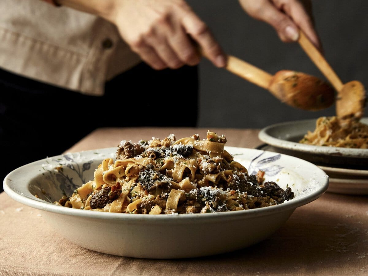 Fettuccine met kip en morieljes met daarover parmezaanse kaas