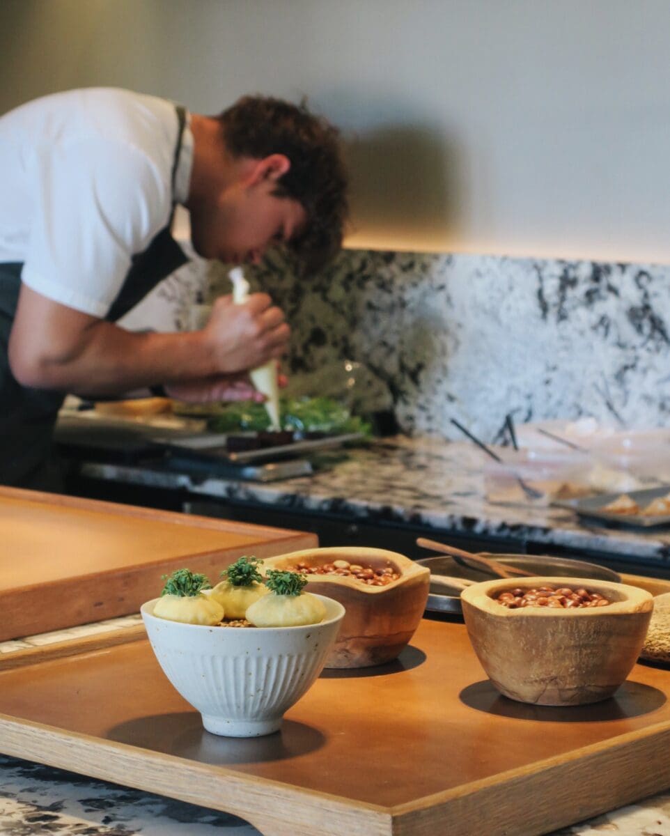Chef-kok van Gastromé in Aarhus aan het werk