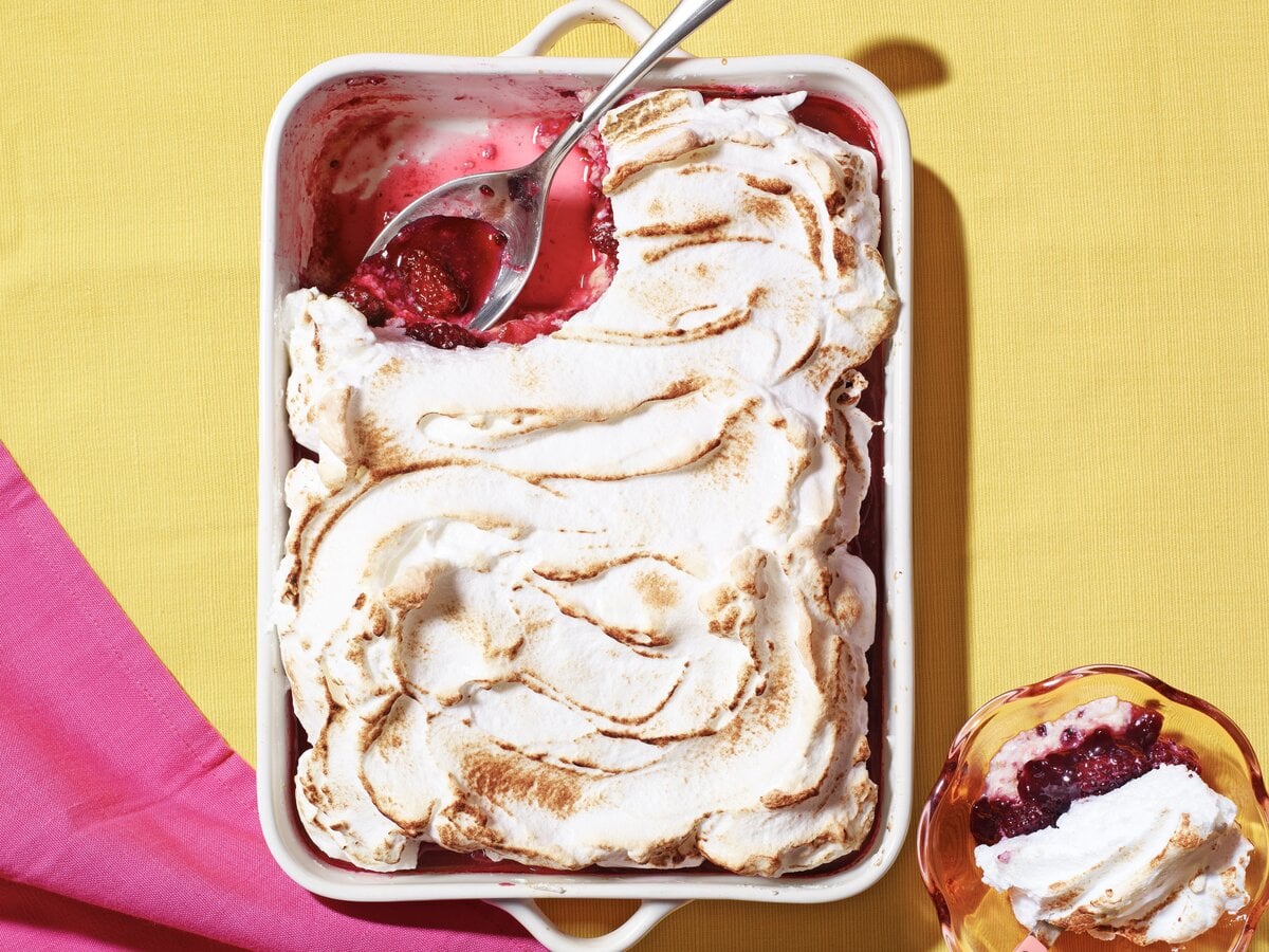 Ovenschaal met gebakken bramen met daarop meringue
