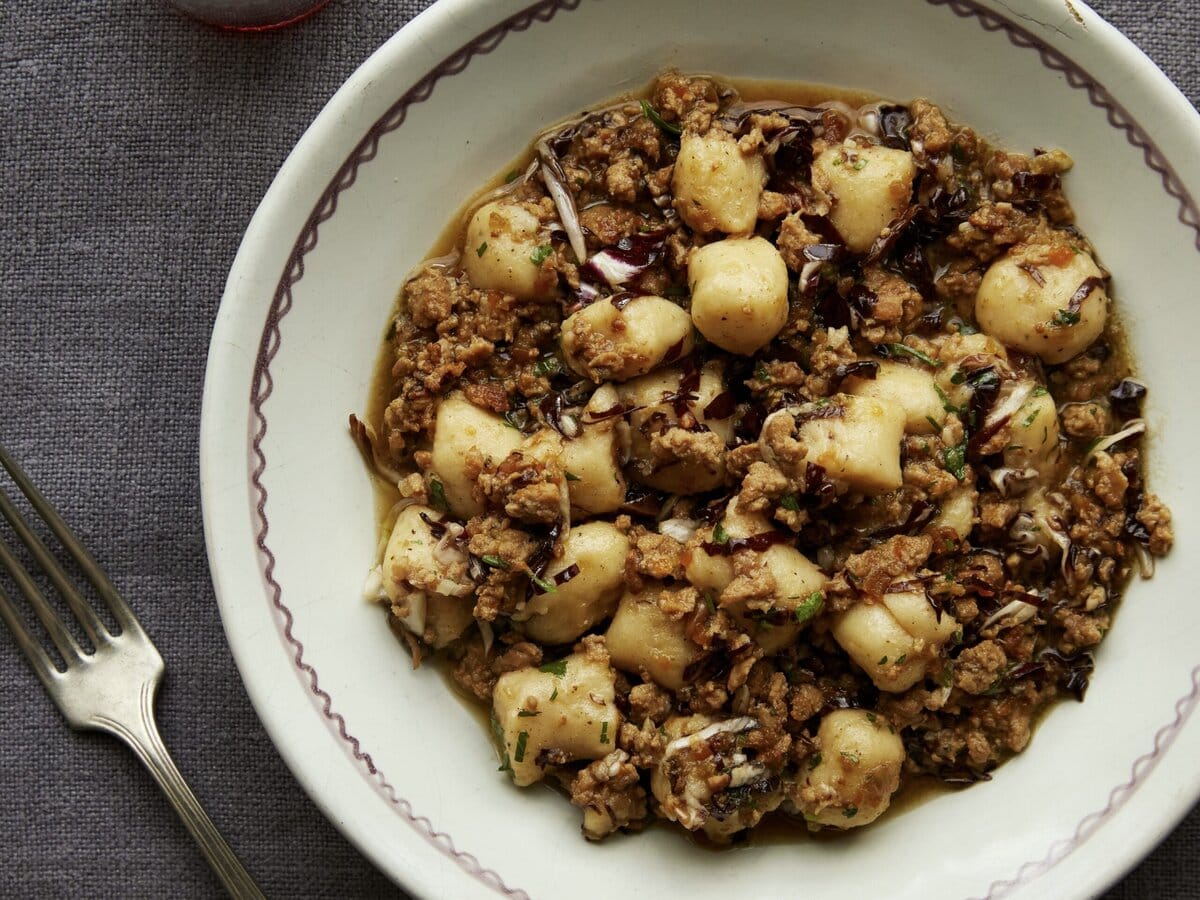 Gnocchi met ragù van gehakt en radicchio