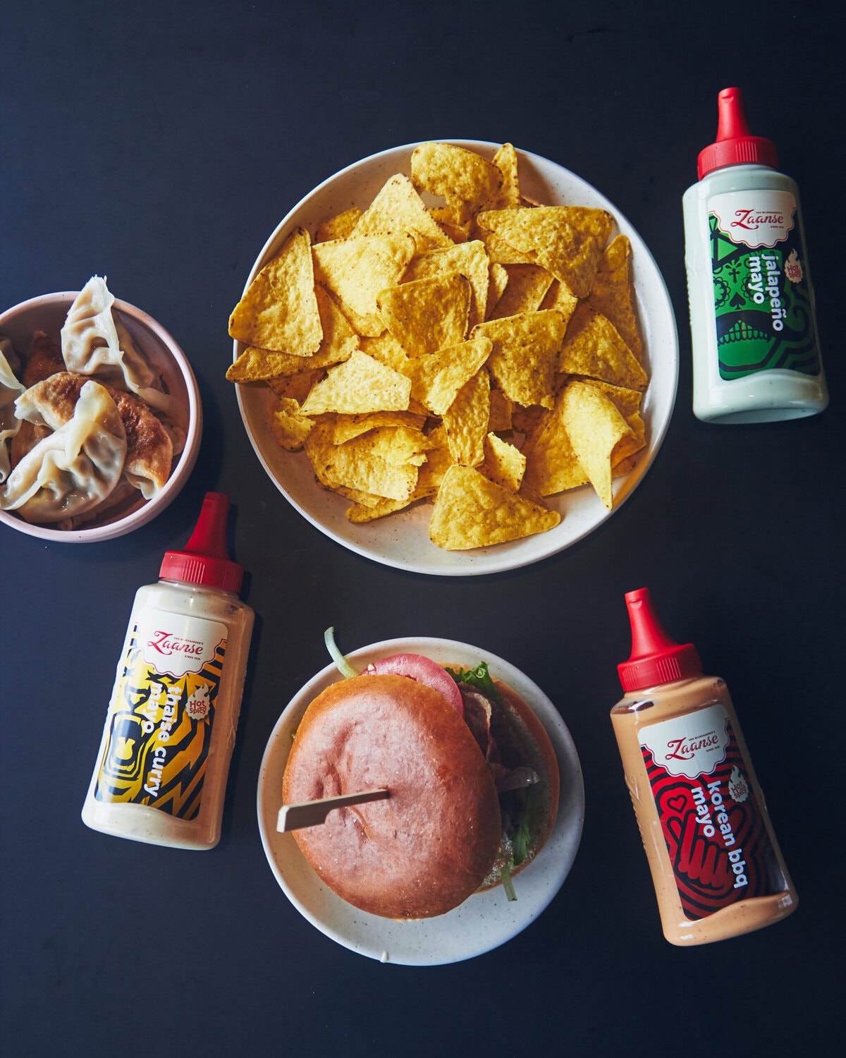 schaal met saus eromheen