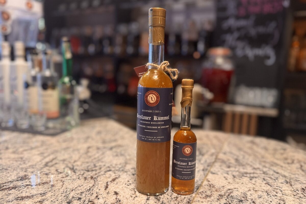 Een flesje Wrocławska Kminkówka