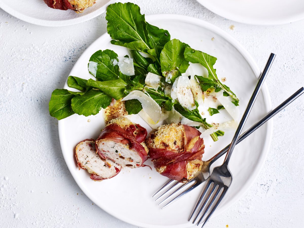 Italiaanse kip rissoles op een bord met twee vorken